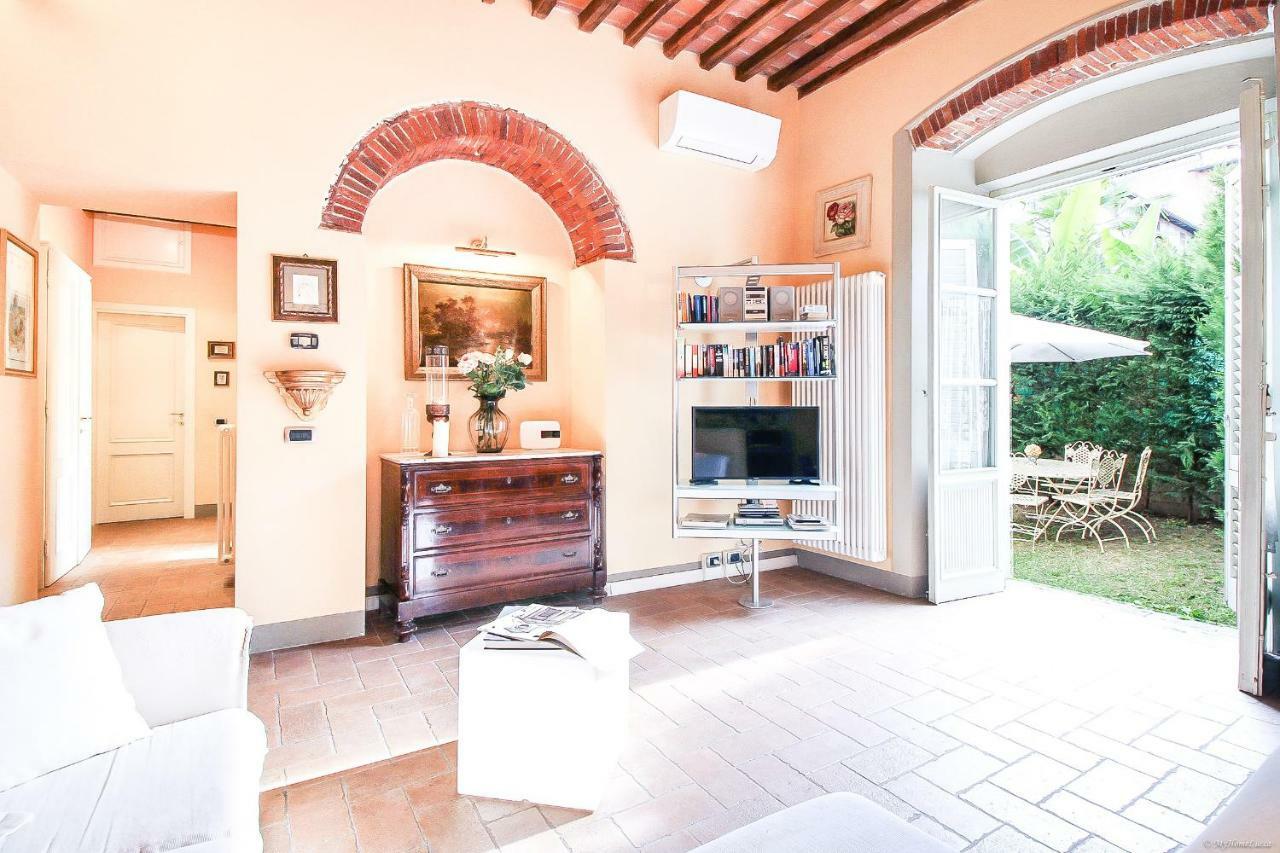 Apartment Guinigi With Private Courtyard Lucca Bagian luar foto