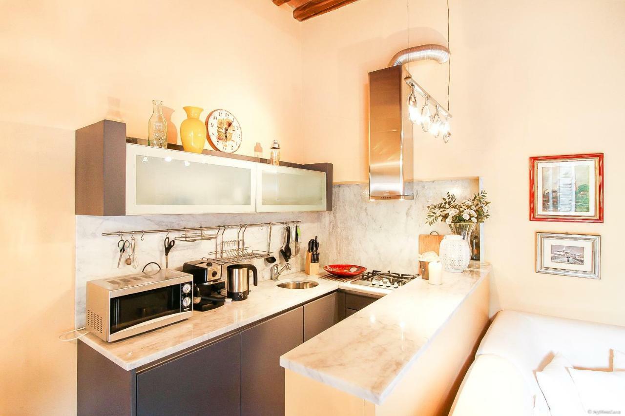 Apartment Guinigi With Private Courtyard Lucca Bagian luar foto
