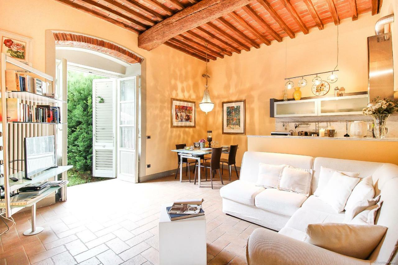 Apartment Guinigi With Private Courtyard Lucca Bagian luar foto