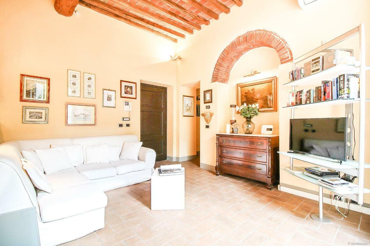 Apartment Guinigi With Private Courtyard Lucca Bagian luar foto